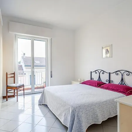 Guesthost - Roomy With Balconies Апартаменты Виареджо