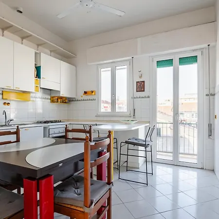 아파트 Roomy With Balconies