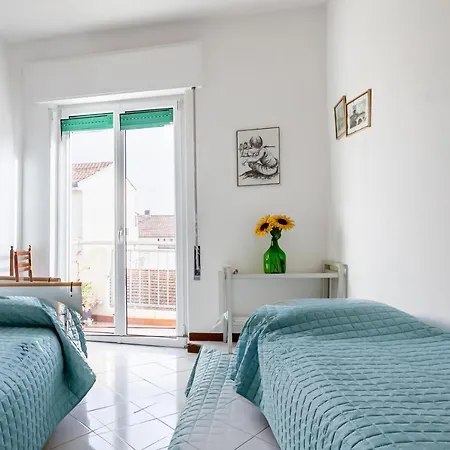 Guesthost - Roomy With Balconies *