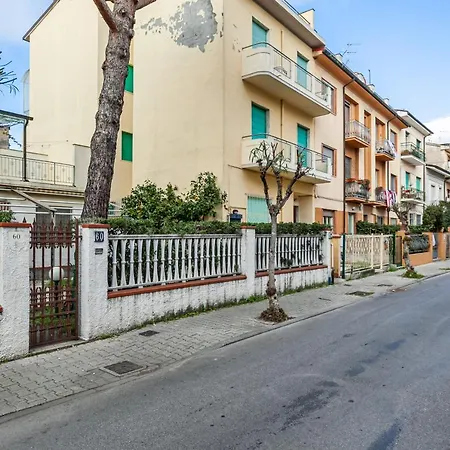 Roomy With Balconies Apartment Viareggio
