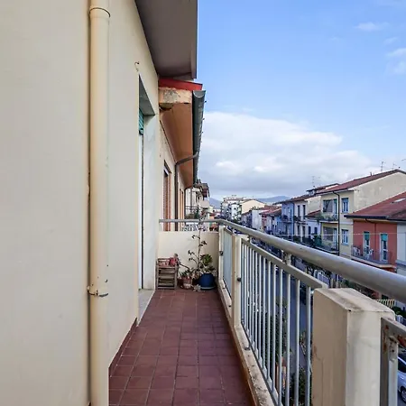 Apartment Roomy With Balconies Viareggio
