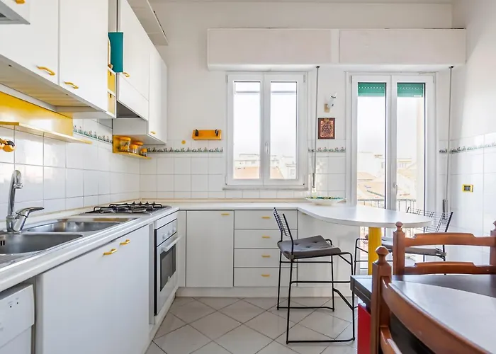 Guesthost - Roomy With Balconies Апартаменты Виареджо