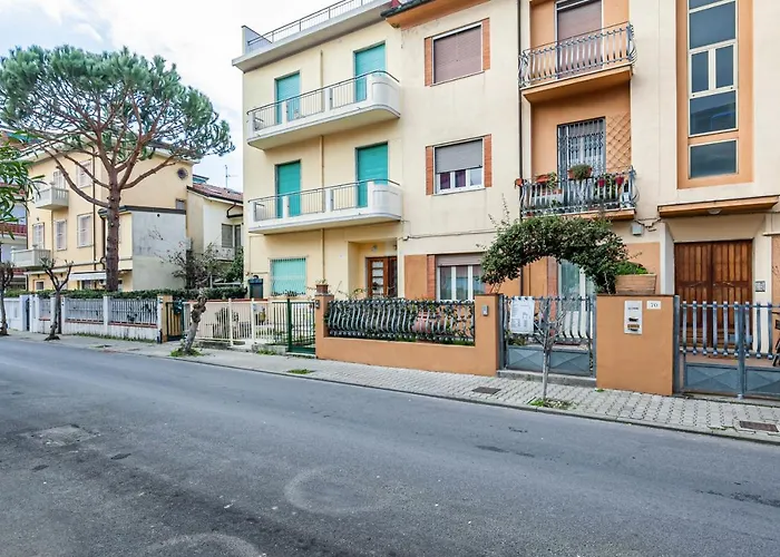 Guesthost - Roomy With Balconies Апартаменты *