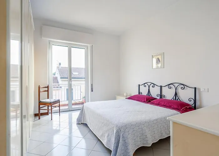 Guesthost - Roomy With Balconies Апартаменты Виареджо