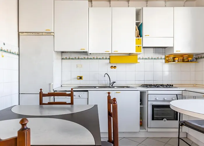 Guesthost - Roomy With Balconies Апартаменты