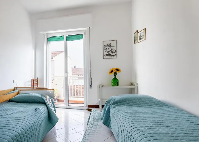 Guesthost - Roomy With Balconies *