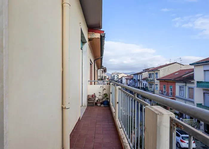 Апартаменты Guesthost - Roomy With Balconies Виареджо