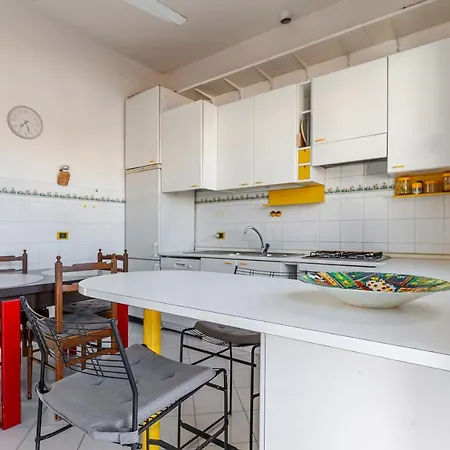 Daire Guesthost - Roomy With Balconies *